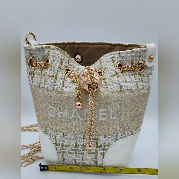 CHANEL Winter Tweed Make-up Bucket Bag Crossbody Gold Chain Snowflake GWP NIB - Picture 7 of 11